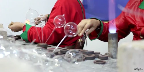 fabrica globuri de sticla de craciun, curtea de arges foto captura video YT jpg