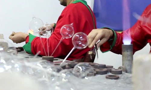 fabrica globuri de sticla de craciun, curtea de arges foto captura video YT jpg