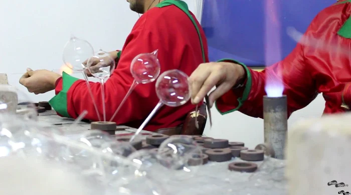 Globurile realizate manual sunt tot mai apreciate de clienți FOTO: Captură video/ YouTube