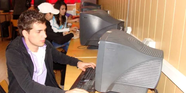 Elevii care dau bac-ul îşi arată abilităţile în folosirea calculatorului