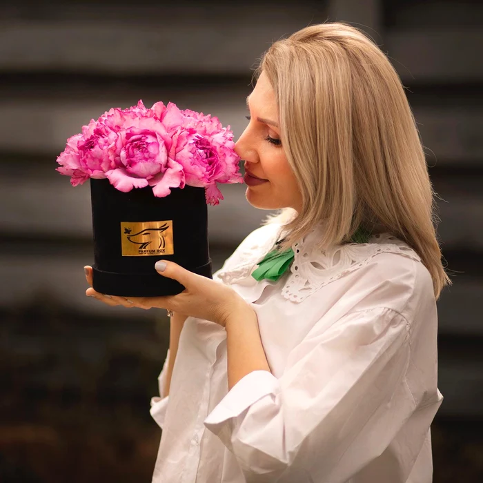 
    Floristul Alina Neacșa propune pentru 8 Martie trandafirii parfumați la cutie  