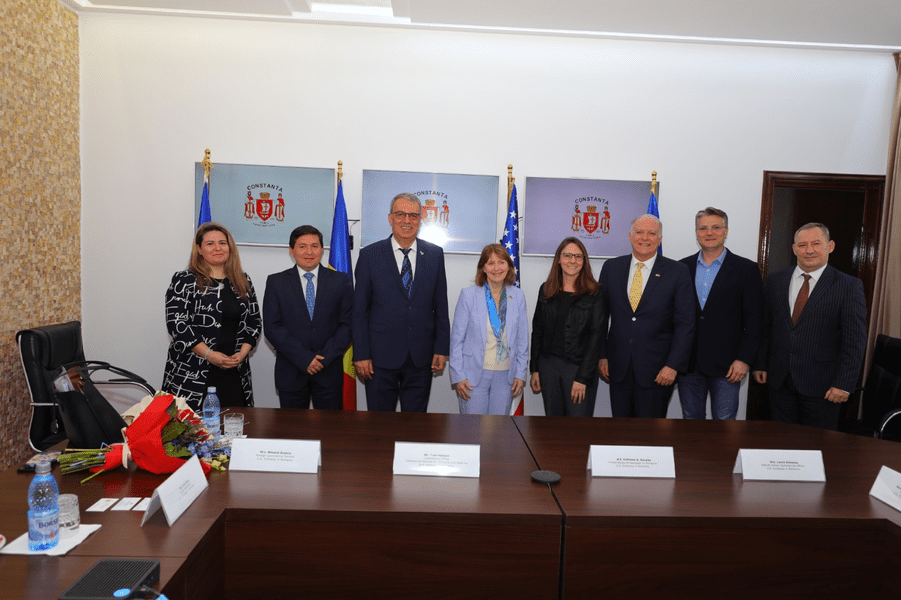 Ambasadoarea SUA, la Constanța. Kathleen Kavalec s-a întâlnit cu primarul Vergil Chițac. Reacția localnicilor: „Ați dus-o prin tranșee?“