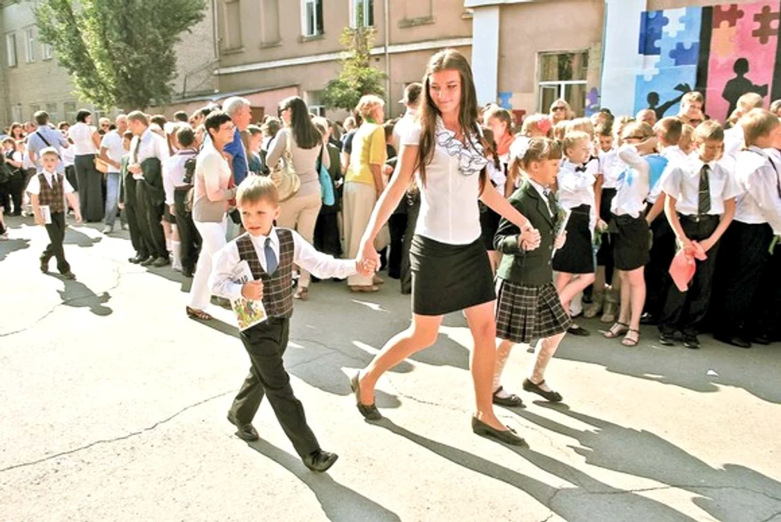 Elevii se întorc la cursuri, luni, 10 septembrie