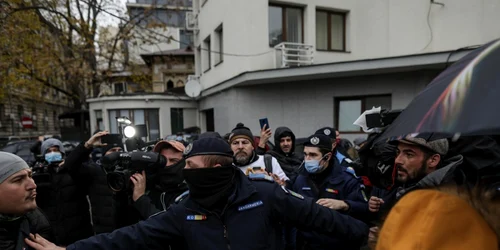 Busculada incidente produsa la iesirea din interiorul Parchetului de pe lângă Judecătoria Sectorului 1 a lui Dumitru Silvestru Sosoaca Bucuresti 13 decembrie 2021 FOTO Inquam Photos / Octav Ganea