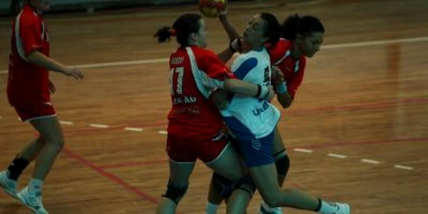 Roxana Cherăscu (la minge) a marcat 12 goluri cu HCM Buzău Foto: Arhivă
