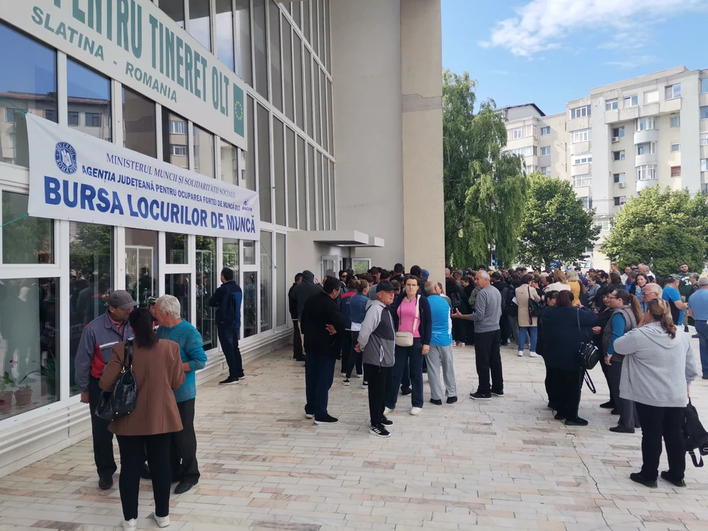 Șomerii și-au așteptat rândul să ajungă în fața angajatorilor FOTO: Alina Mitran