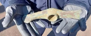 Un topor de aramă, cu o vechime de peste 5.000 de ani, descoperit de un jandarm (foto: Inspectoratul de Jandarmi Județean Botoșani)