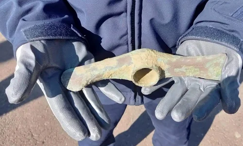 Un topor de aramă, cu o vechime de peste 5.000 de ani, descoperit de un jandarm (foto: Inspectoratul de Jandarmi Județean Botoșani)