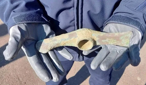 Un topor de aramă, cu o vechime de peste 5.000 de ani, descoperit de un jandarm (foto: Inspectoratul de Jandarmi Județean Botoșani)