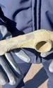 Un topor de aramă, cu o vechime de peste 5.000 de ani, descoperit de un jandarm (foto: Inspectoratul de Jandarmi Județean Botoșani)