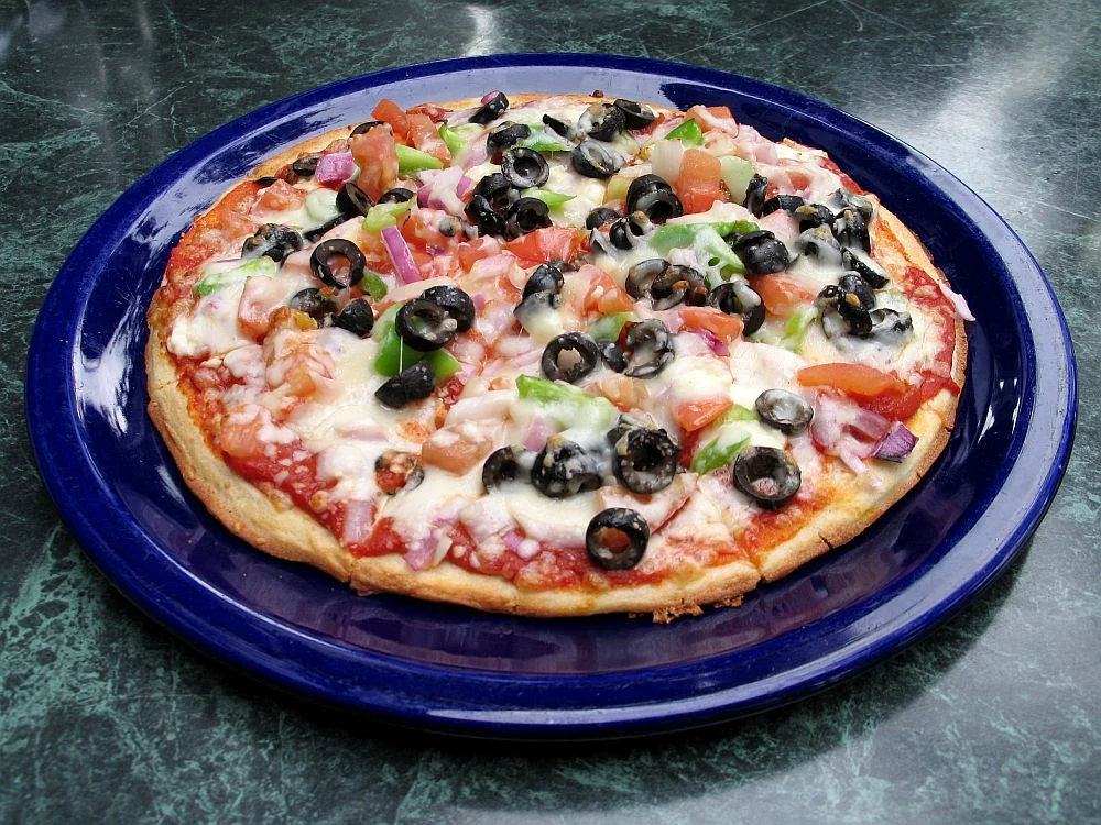 pizza cu legume si masline reteta mediteraneana jpeg
