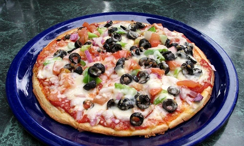 pizza cu legume si masline reteta mediteraneana jpeg