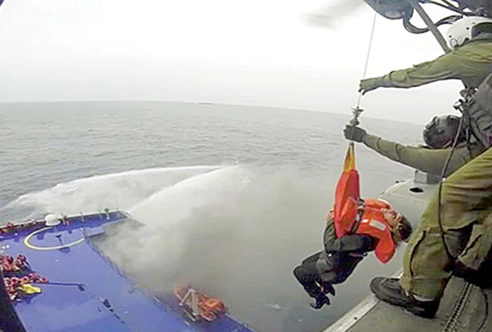 Elicopterele au ridicat pasagerii de pe puntea superioară a “Norman Atlantic”