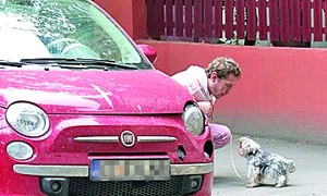 Vedeta de la ACASĂ  se opreşte, la tot pasul,  ori de câte ori vrea Rich    jpeg