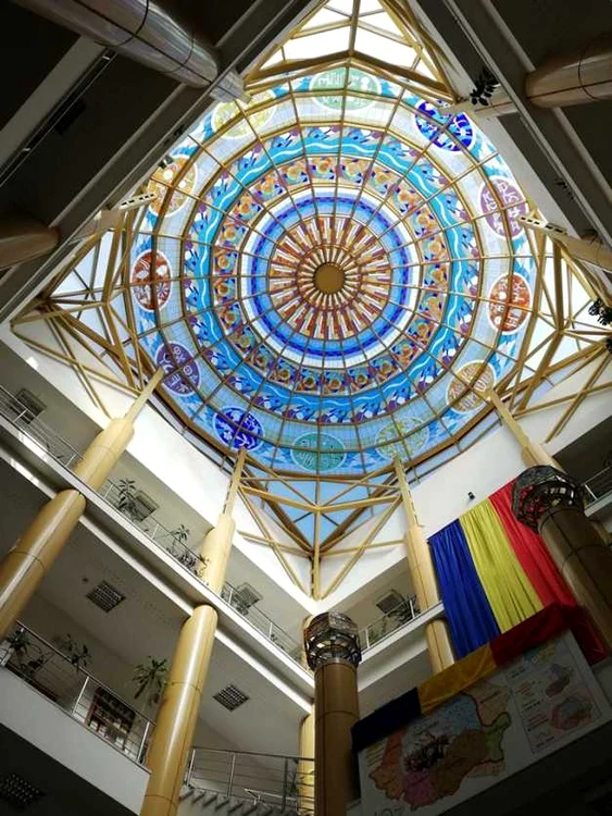 Cea mai mare cupolă vitraliu din lume omologată de Cartea Recordurilor - la Biblioteca Judeţeană Vâlcea Foto Adevărul