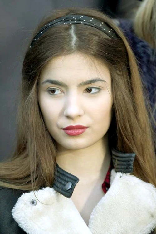
    Calina are 14 ani şi a  experimentat  până acum câteva din  tentaţiile specifice vârstei:  cluburi, ieşiri cu băieţii şi câte o  ţigară din când în când (Foto: Roberto Sălceanu)  