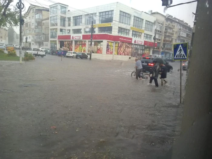 Centrului Municipiului Moreni a fost inundat complet. Localnicii spun că aşa se întâmplă mereu, la fiecare ploaie. FOTO: Facebook