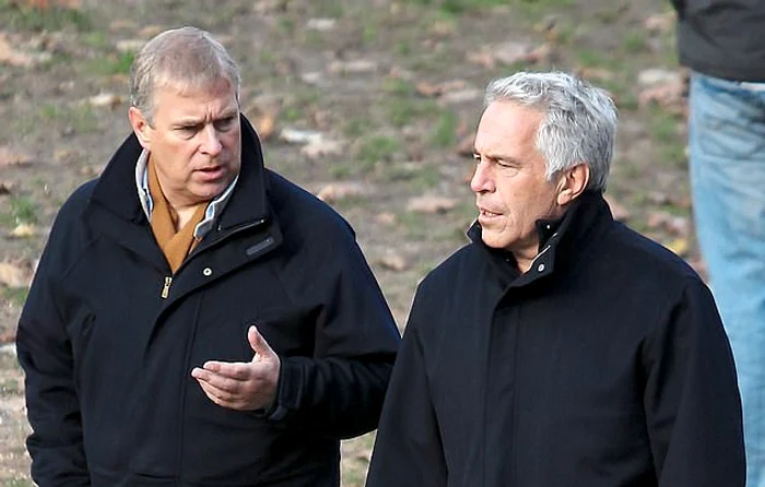 Prințul Andrew, fotografiat în timp ce se plimba cu Jeffrey Epstein FOTO: Arhivă