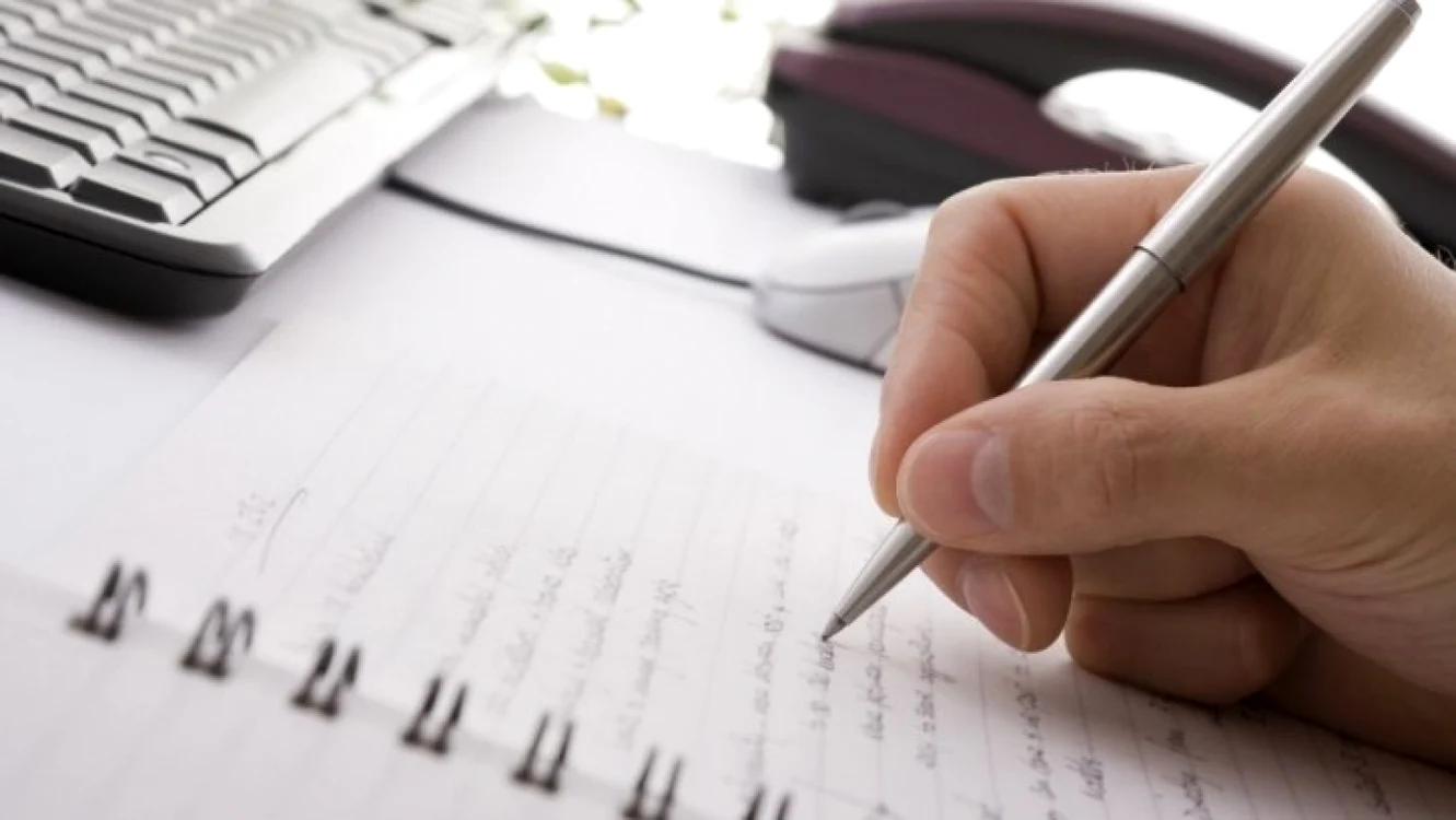 Gândurile negative trebuie scrise şi apoi aruncate la gunoi