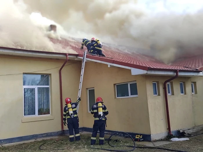 Incendiul se manifestă la acoperiș FOTO: ISU Olt