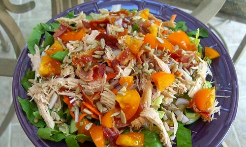 salata din piept de curcan cu rosii si ardei jpeg