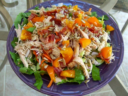 salata din piept de curcan cu rosii si ardei jpeg