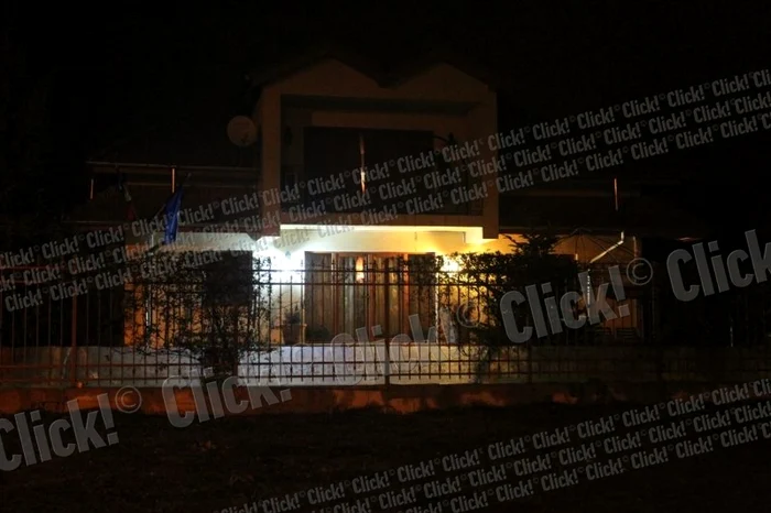 
    Lumânări la casa lui Adrian Iovan (Foto: Mihai Ionescu)  