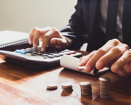 Salariu - calcule - facturi - bani - facturi FOTO Shutterstock 