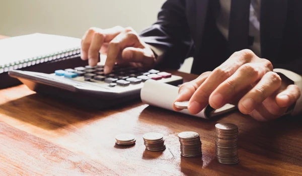 Salariu - calcule - facturi - bani - facturi FOTO Shutterstock 