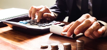 Salariu - calcule - facturi - bani - facturi FOTO Shutterstock