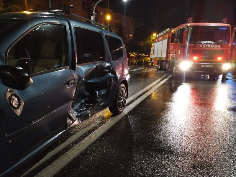 Tânără de 19 ani, rănită la cap în urma unui accident produs în Pitești. La spital a mai ajuns o victimă