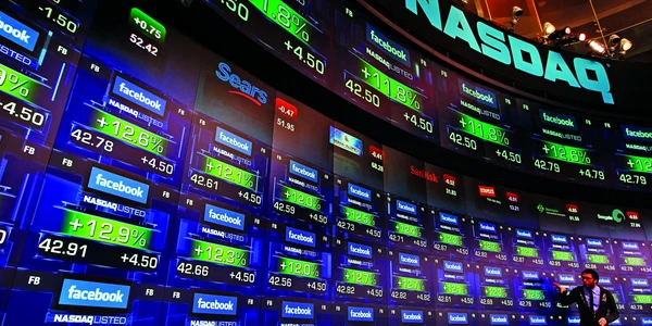 Acţiunile Facebook au scăzut cu peste 40% de la listarea pe bursa americană Nasdaq FOTO Reuters