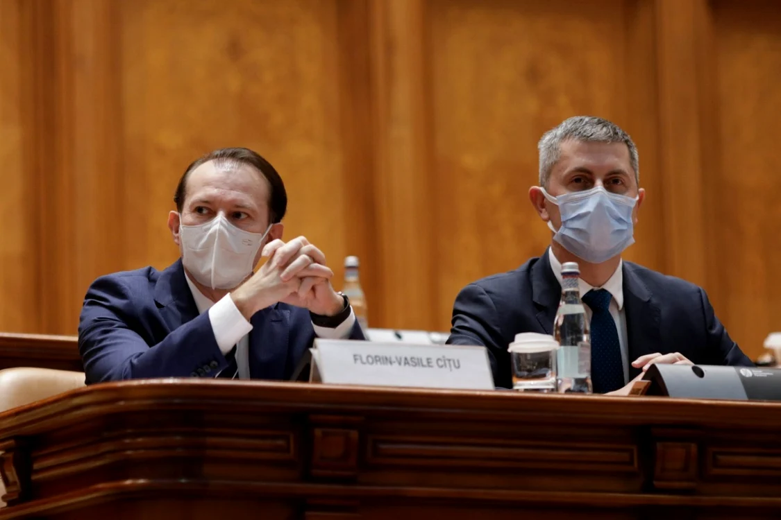 Premierul Florin Cîţu şi copreşedintele USR PLUS Dan Barna FOTO Inquam Photos / George Călin