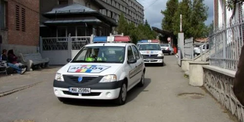 Poliţiştii au găsit patru rromi pe o stradă din Orşova oferind spre vânzare diferite bunuri