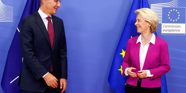 Jens Stoltenberg si Ursula von der Leyen FOTO EPA EFE jpg