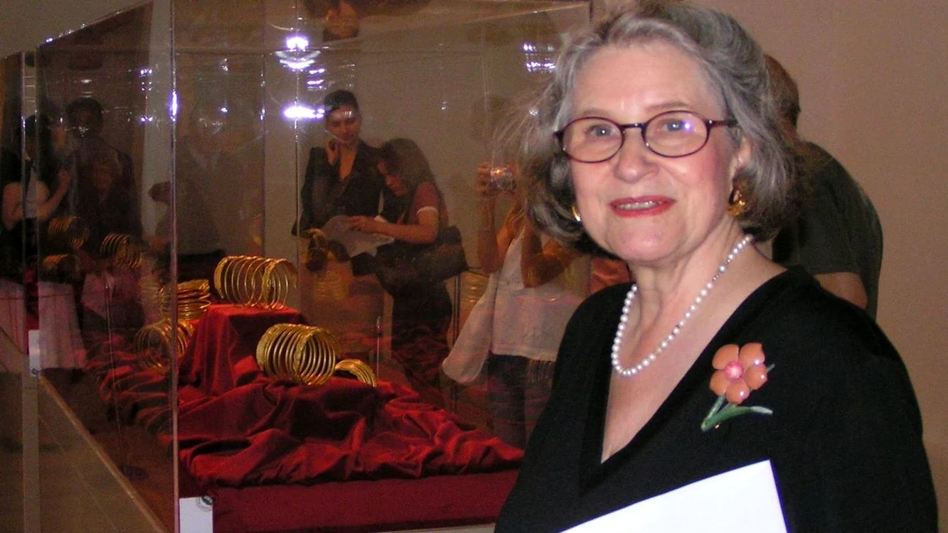 Barbara Deppert Lippitz (d. 2023) expert german in bijuterii antice bratari dacice. Foto: ZHD