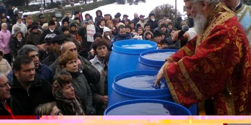Sute de oameni au luat apă sfinţită de la Mitropolie