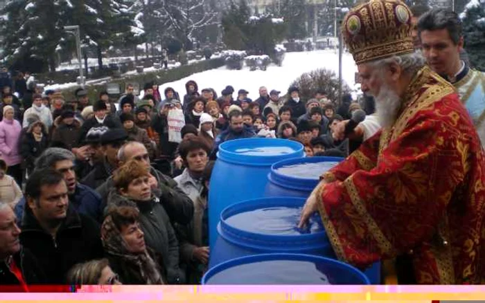 Sute de oameni au luat apă sfinţită de la Mitropolie