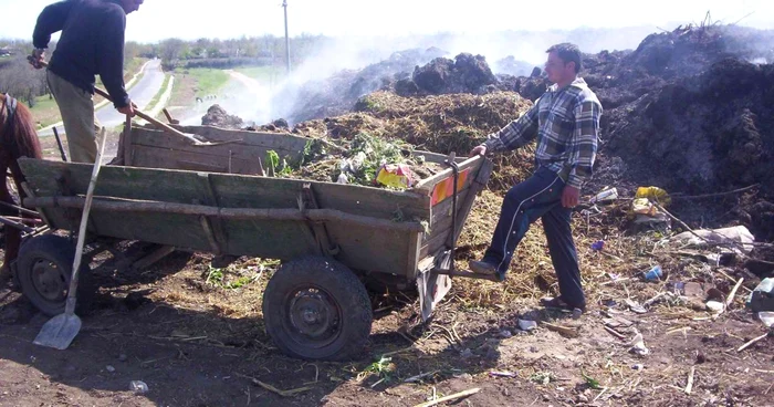 Autorităţile locale par să fi uitat că trebuie să închidă platformele de gunoi.