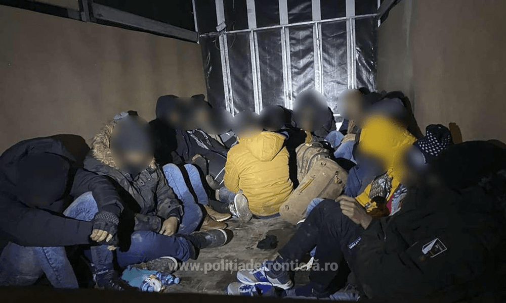 Migranți din Bangladesh, Siria și Pakistan, găsiți la granița cu Ungaria. Erau ascunși în două autoutilitare 