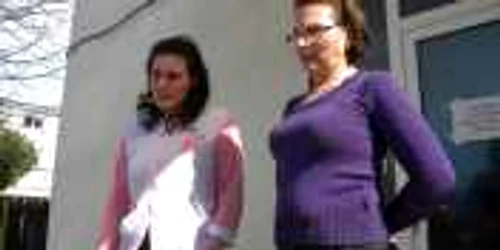 Georgiana Trifan și Georgeta Rusu, două dintre mămicile care sunt internate în spital cu cei mici. Foto Dana Mihai