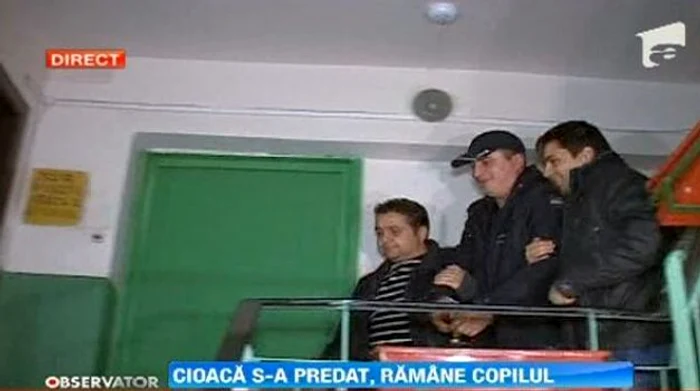 
    Cristian Cioacă, ridicat în cătuşe din apartamentul său din Piteşti. (captură Antena 1)  