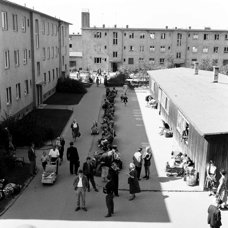 Zidul Berlinului 1961 estici plecand in Vest Sursa chronik-der-mauer.de