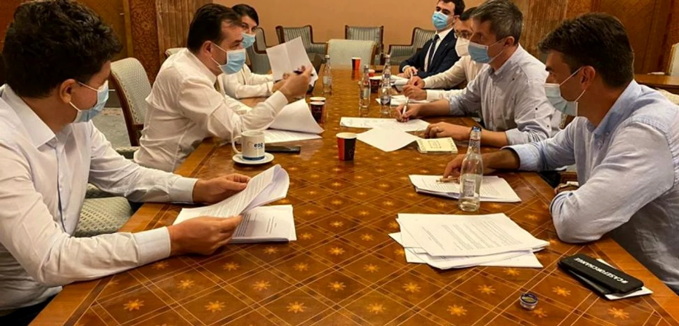 Ludovic Orban şi Nicuşor Dan au bătut palma cu Dan Barna şi Dragoş Tudorache