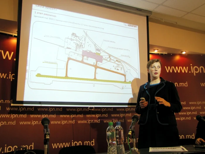 Iniţial, în anul
2013, Aeroportul Internaţional Chişinău a fost dat în concesiune pentru 49 de
ani companiei ruse UK Komaks din oraşul Habarovsk. În octombrie 2013,
reprezentanta companiei prezenta proiectul de modernizare şi dezvoltare a
acestuia FOTO Adevărul