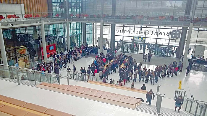
    Londra, Anglia: Sute de oameni au stat la  coadă la secţia amenajată în Brent Civic CenterFoto: Tomy Tomescu  