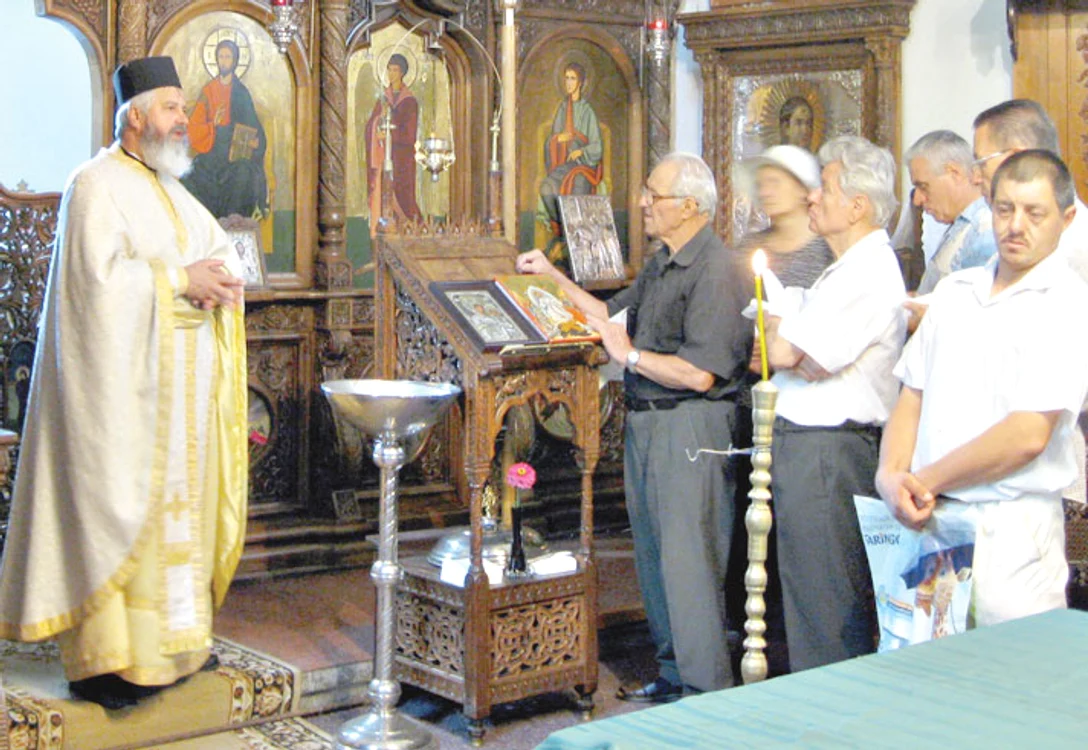 Icoana este „îmbrăcată“ în argint şi pietre preţioase