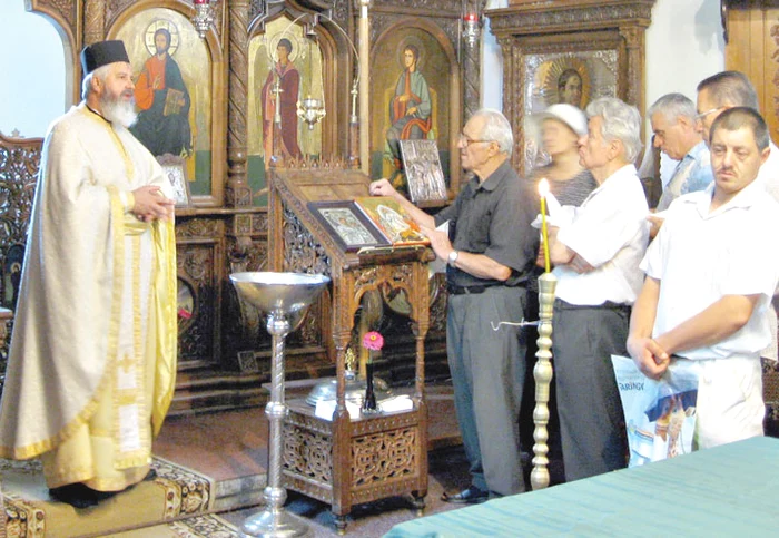 Icoana este „îmbrăcată“ în argint şi pietre preţioase