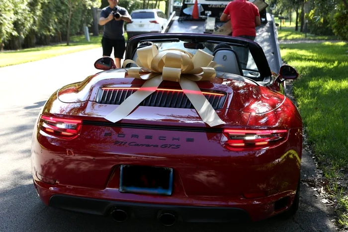 Jennifer Lopez a primit un Porsche de la logodnicul ei