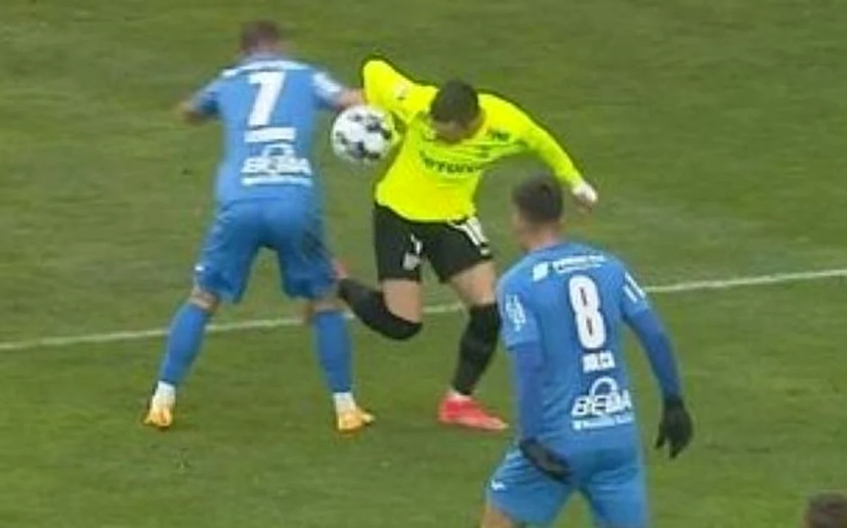 
    Florin Tănase a făcut o ”dublă” din penalty-uri inventateFOTO: Sportpictures.eu  